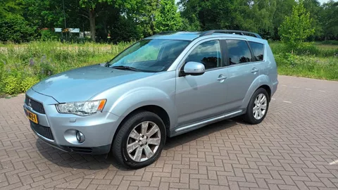 Mitsubishi Outlander 2.4 4x4 AUTOMAAT | 7 persoons | clima,cruise, navi, schuifdak